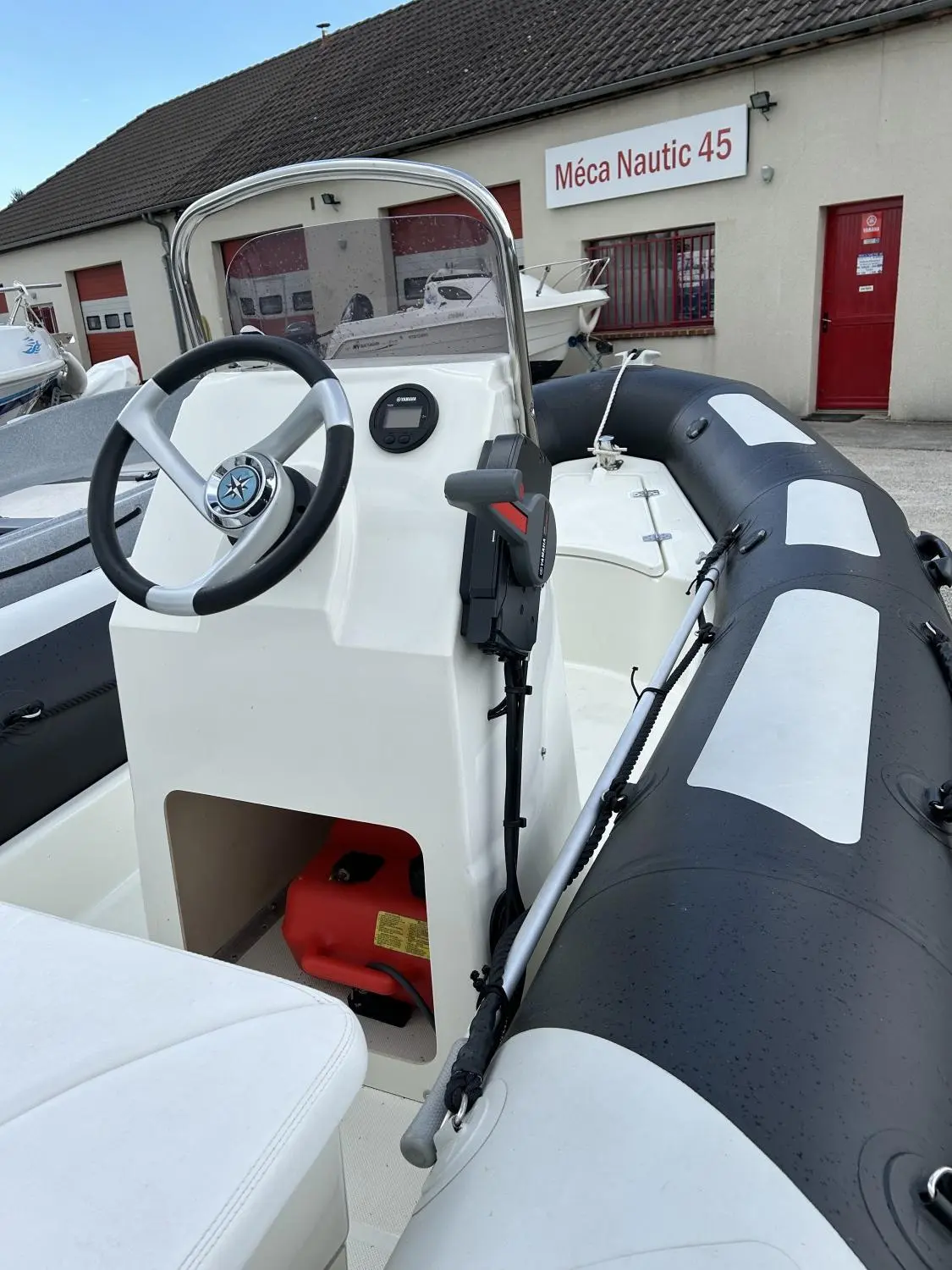 Zodiac Pro 500 — Vue rapprochée du poste de pilotage et du flotteur tribord d’un bateau pneumatique.