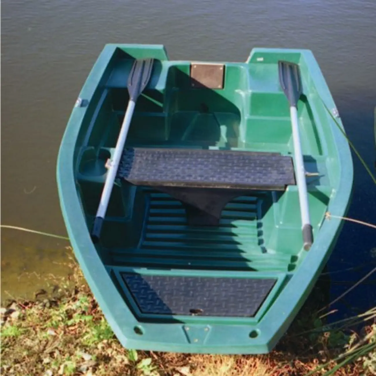 Armor 250 — Vue plongeante d'une petite embarcation verte équipée de deux avirons.