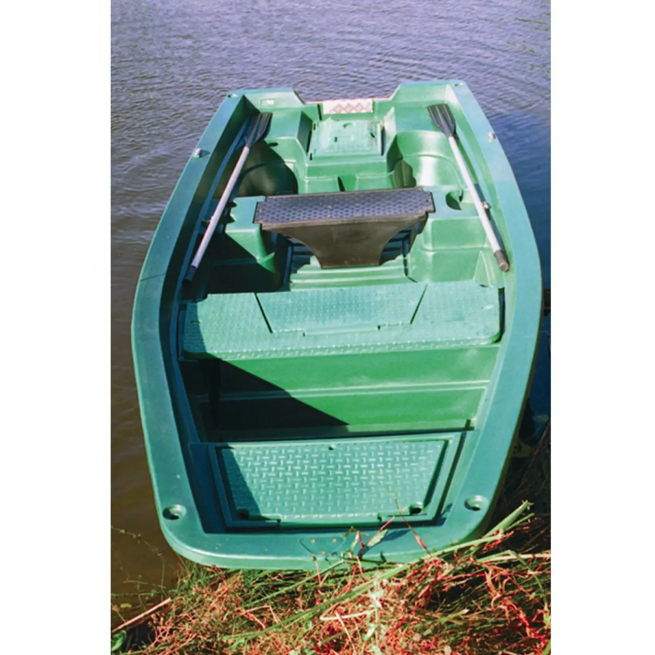 Armor 400 — Vue plongeante d'une petite embarcation verte équipée de deux avirons sur l'eau.