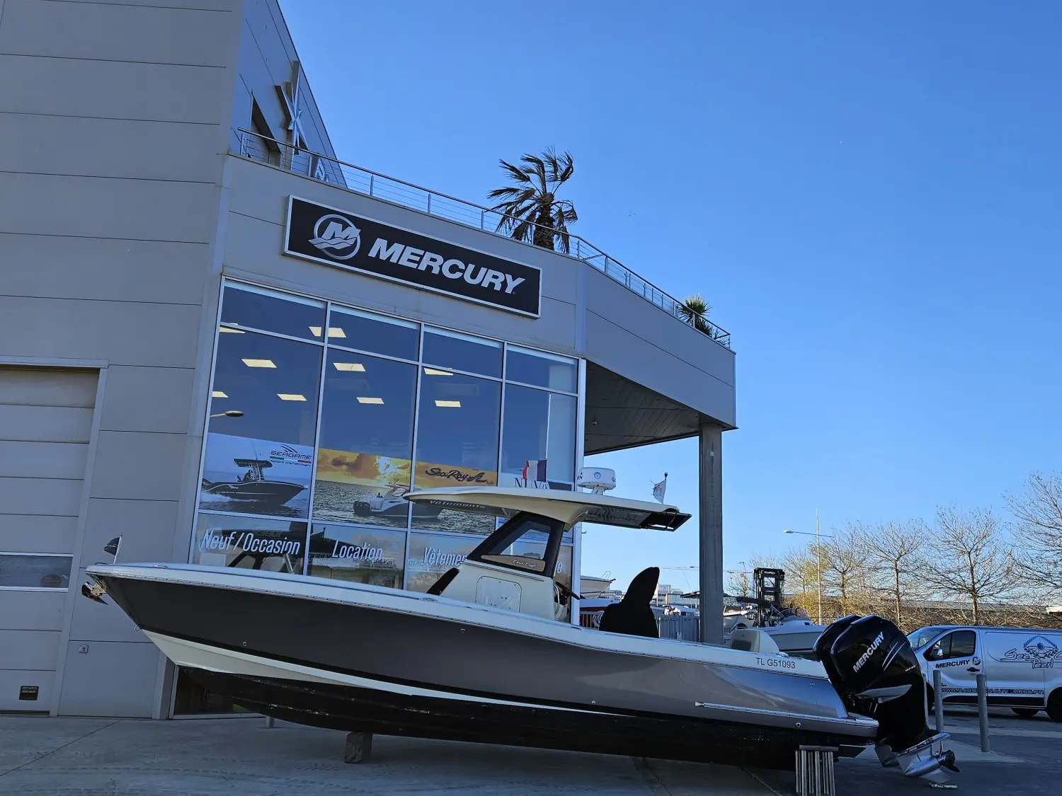 Chris Craft Catalina 30 — Bateau à moteur exposé devant un concessionnaire Mercury.