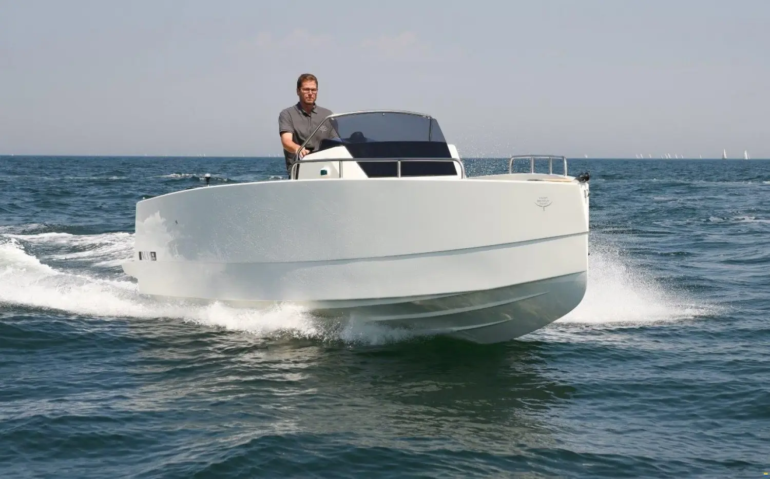 Nuva M6 Open — Bateau blanc naviguant à vive allure sur la mer, vu de trois quarts avant.