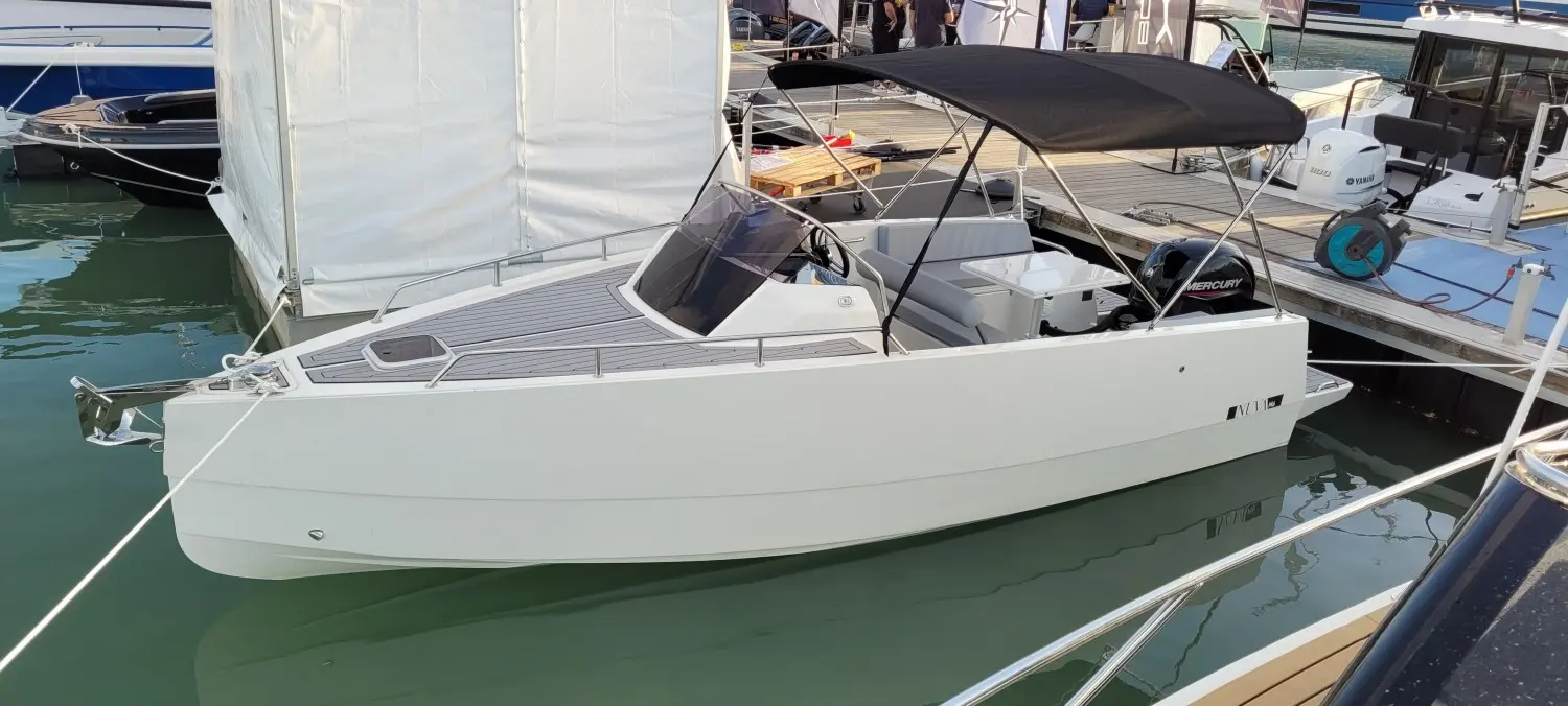 Nuva M6 Cabine — Bateau à moteur blanc amarré dans un port, vu de trois quarts.