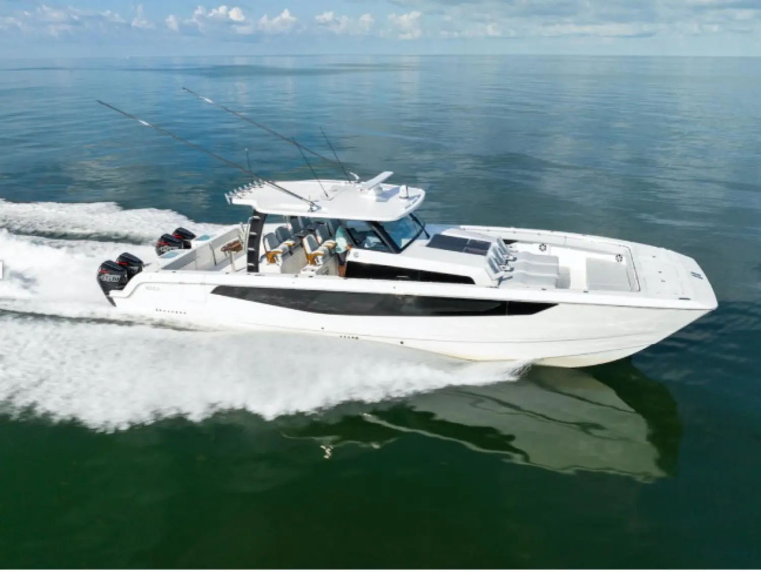 Aquila 47 Molokai — Bateau à moteur blanc naviguant à vive allure sur une mer calme.