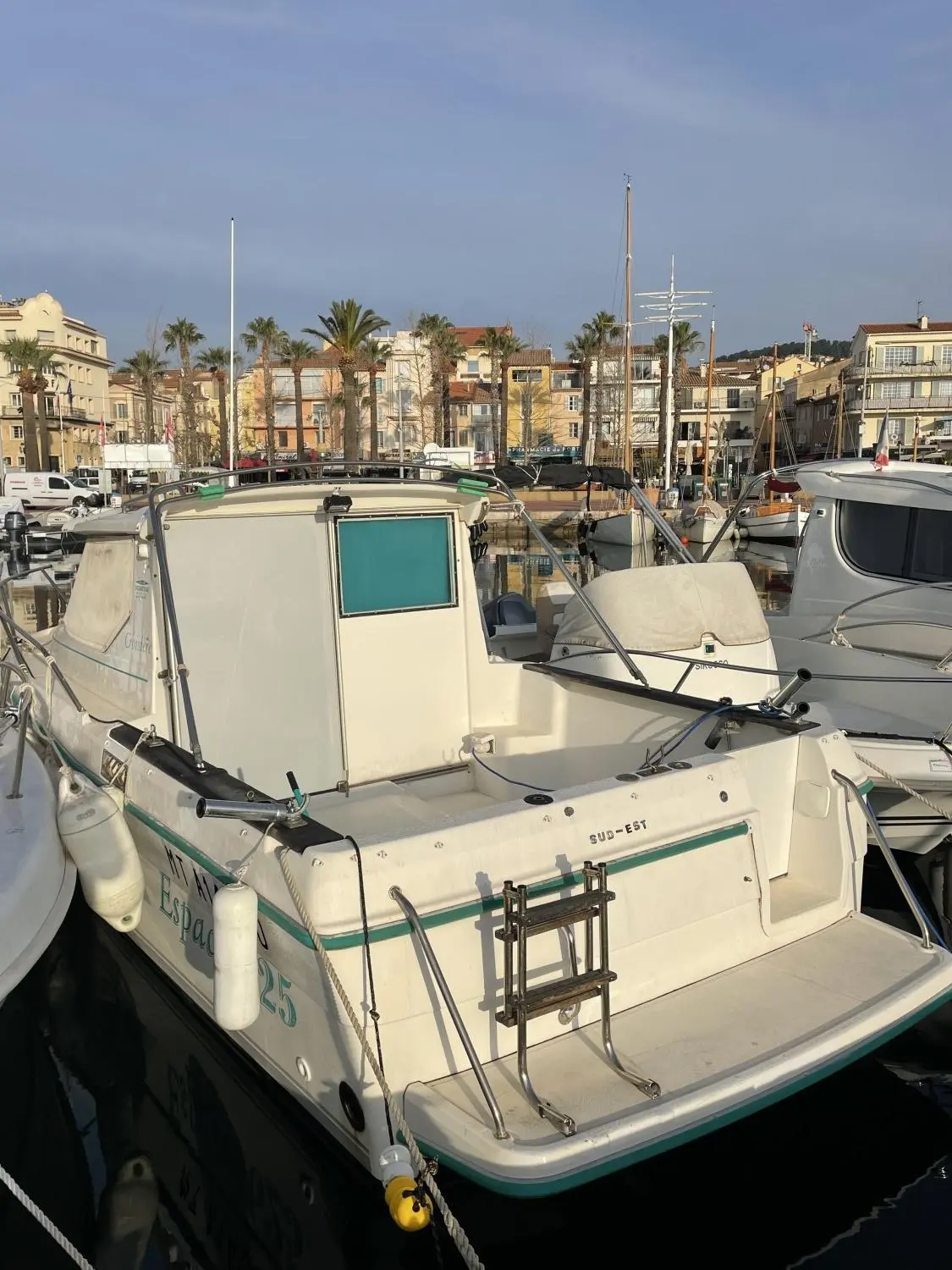 Ocqueteau Espace 625 — Vue arrière d’un bateau à moteur amarré dans un port.