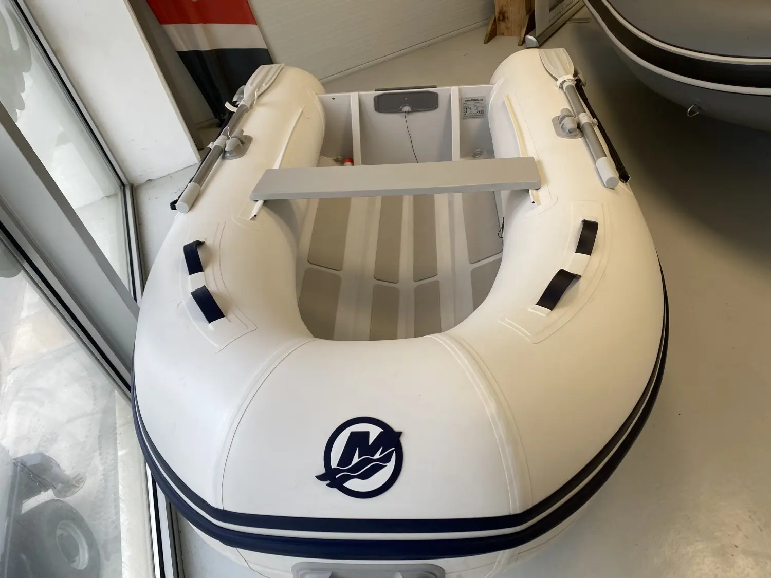 Quicksilver 270 Alu Rib — Vue plongeante d’une annexe gonflable exposée à l’intérieur.