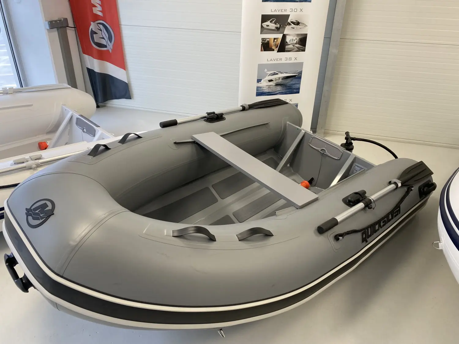 Quicksilver 270 Alu Rib — Annexe pneumatique grise exposée à l’intérieur, vue en plongée trois quarts.