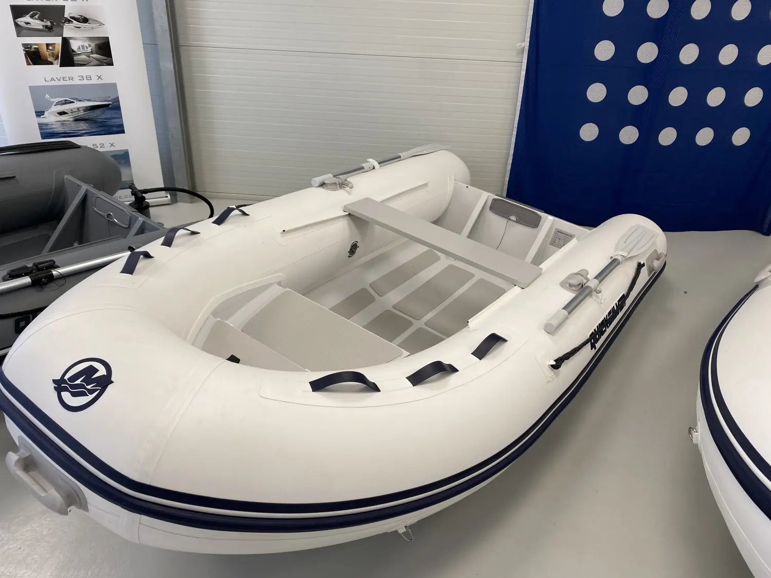 Quicksilver 320 Alu Rib — Annexe pneumatique blanche présentée en intérieur, vue en trois quarts.