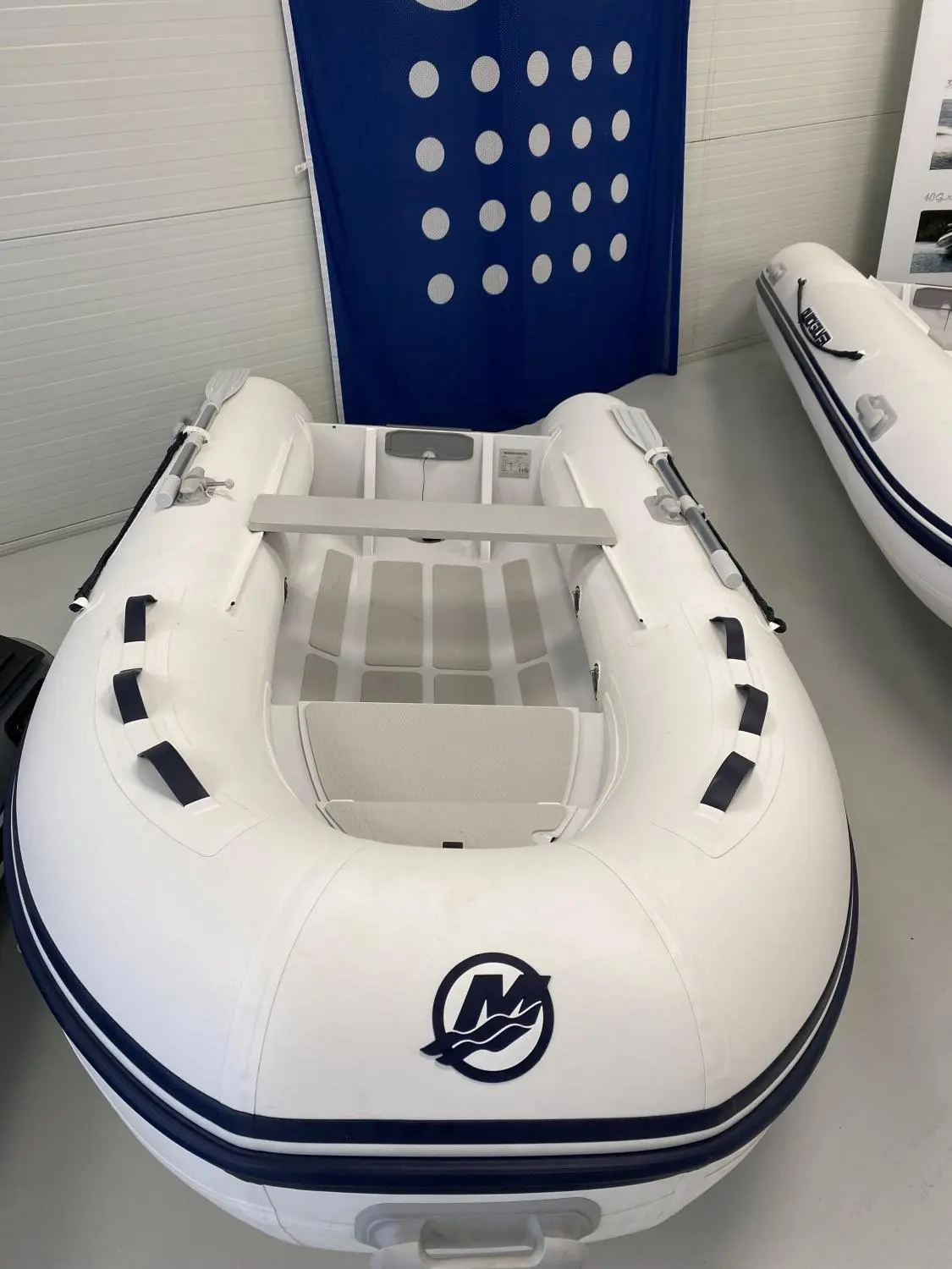 Quicksilver 320 Alu Rib — Annexe pneumatique blanche exposée en intérieur, vue plongeante.