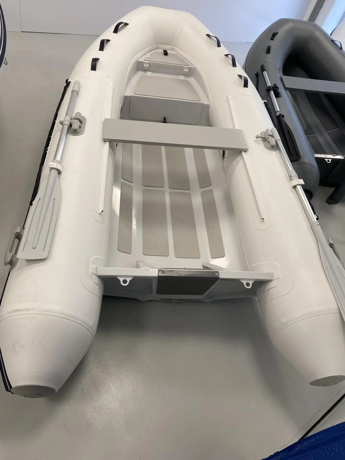 Quicksilver 320 Alu Rib — Vue intérieure d’une annexe gonflable avec banc, avirons et plancher antidérapant.