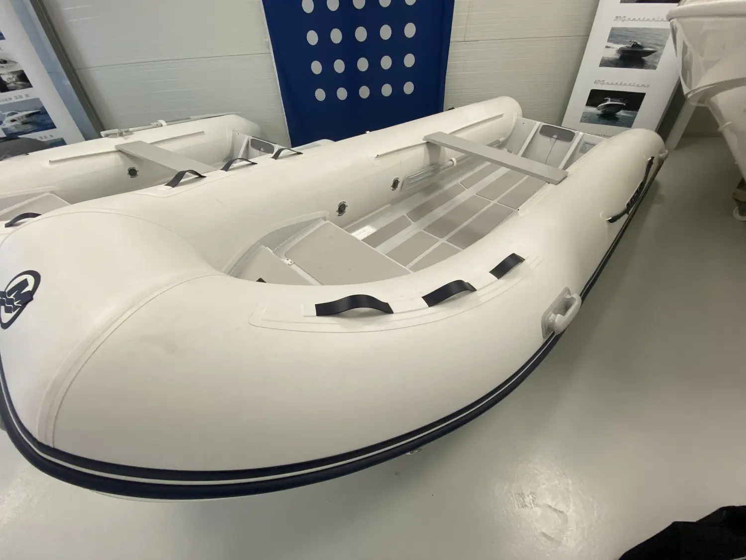 Quicksilver 420 Alu Rib — Vue en plongée d'une annexe pneumatique blanche présentée en intérieur.