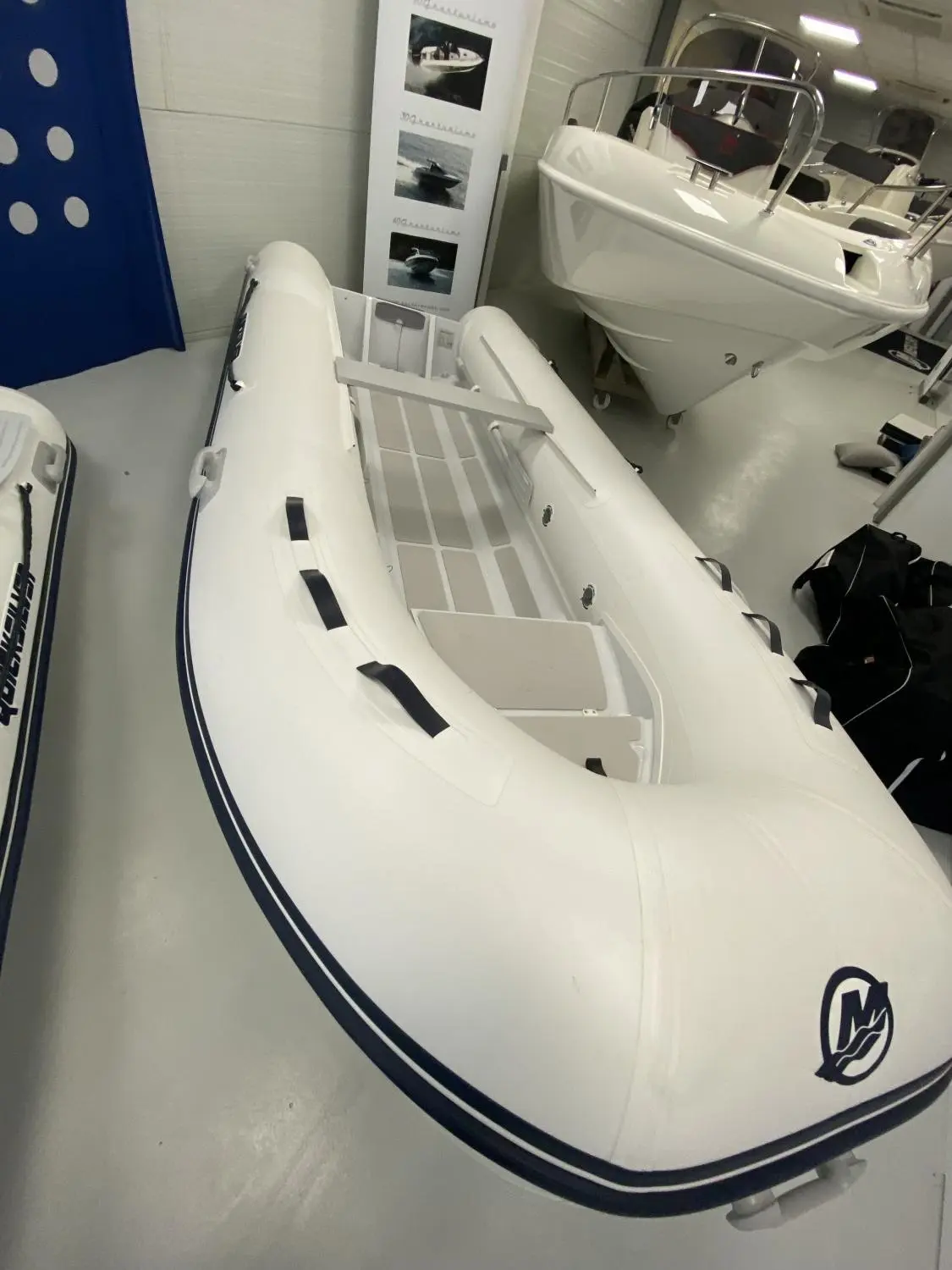 Quicksilver 420 Alu Rib — Vue intérieure d’un bateau pneumatique exposé dans un showroom.