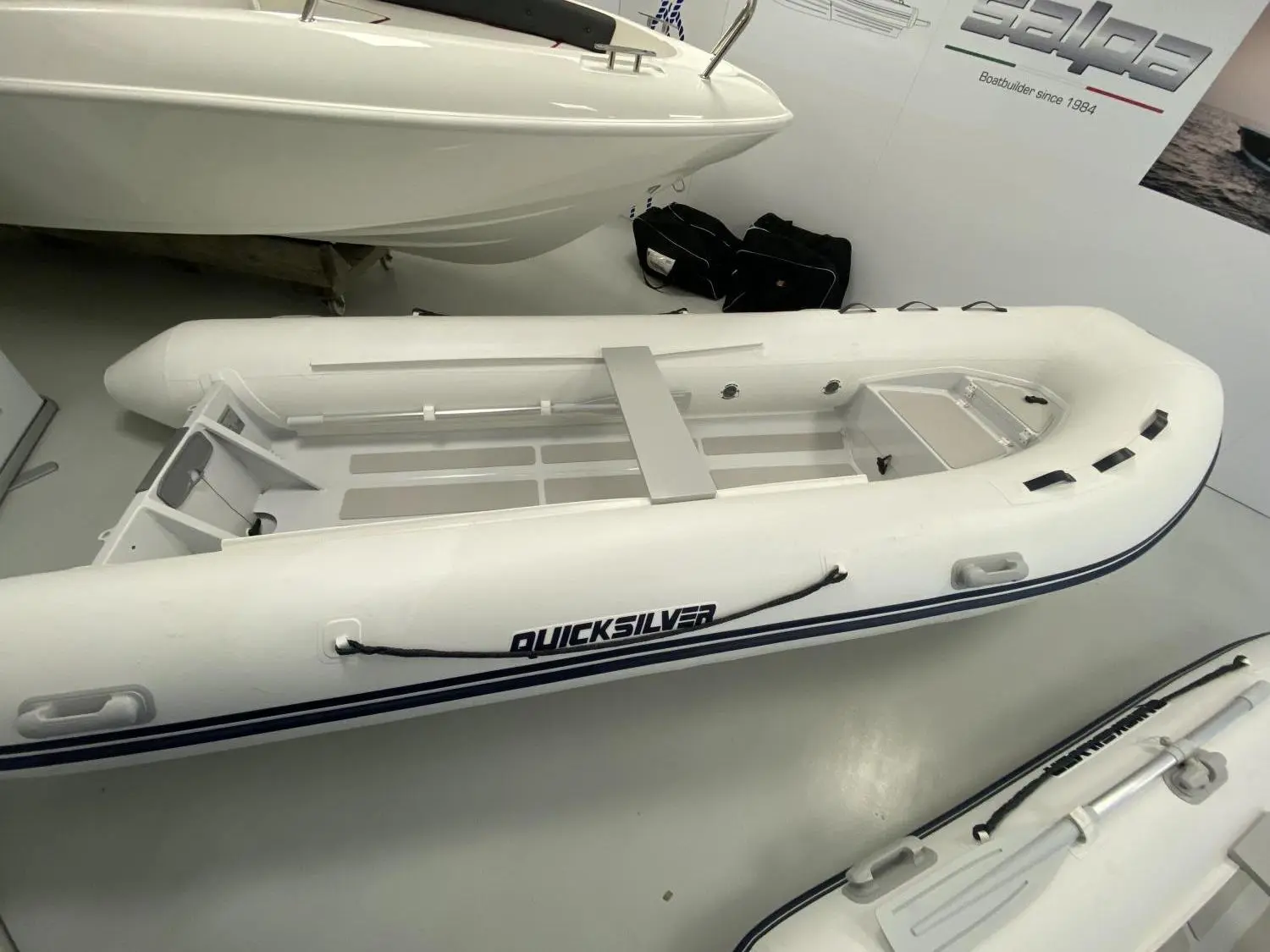Quicksilver 420 Alu Rib — Bateau pneumatique blanc présenté en intérieur, vu en plongée.