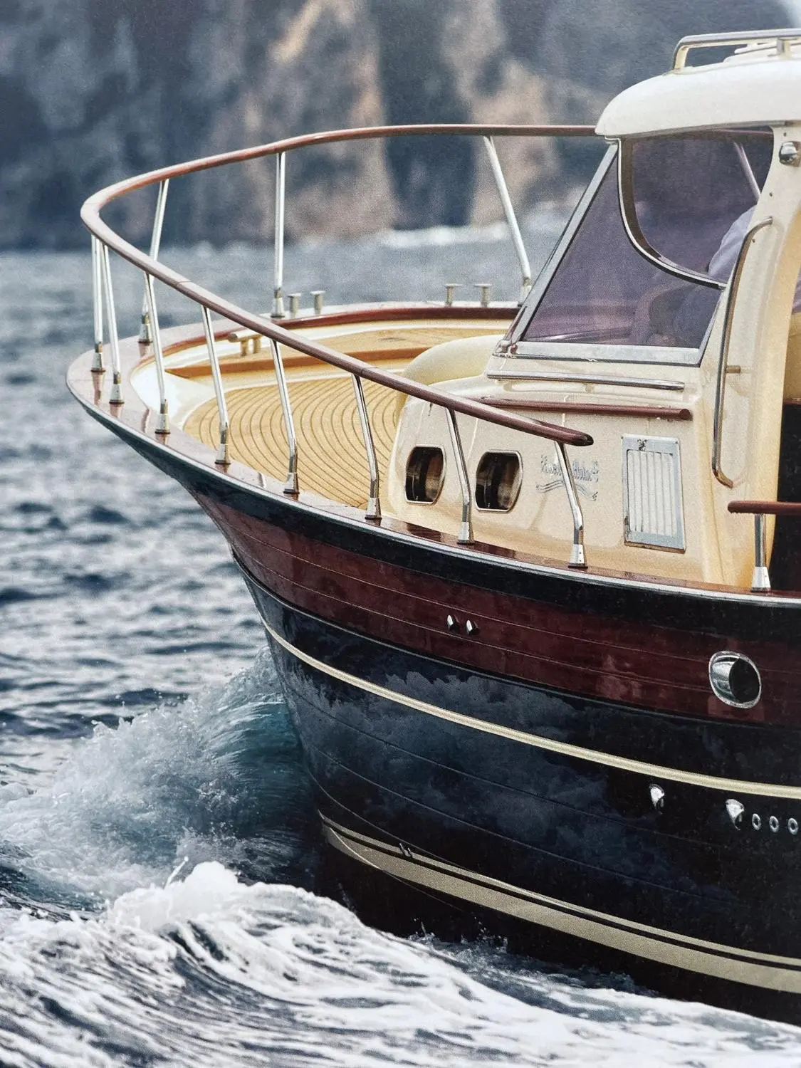 Fratelli Aprea Sorrento 12 Hard Top — Vue rapprochée de l’avant d’un bateau naviguant sur l’eau.