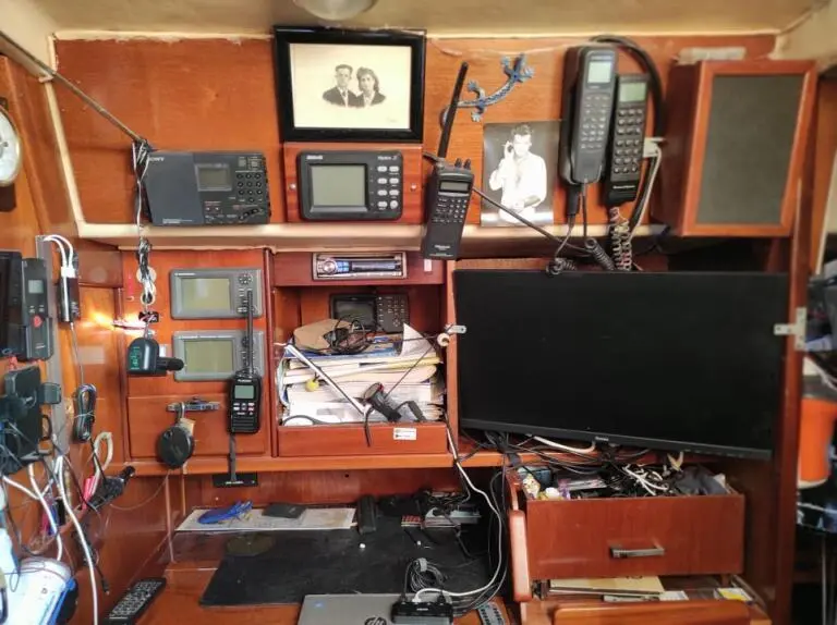 Amel Santorin Sloop — Vue d'un poste de navigation intérieur avec instruments et câblage apparent.