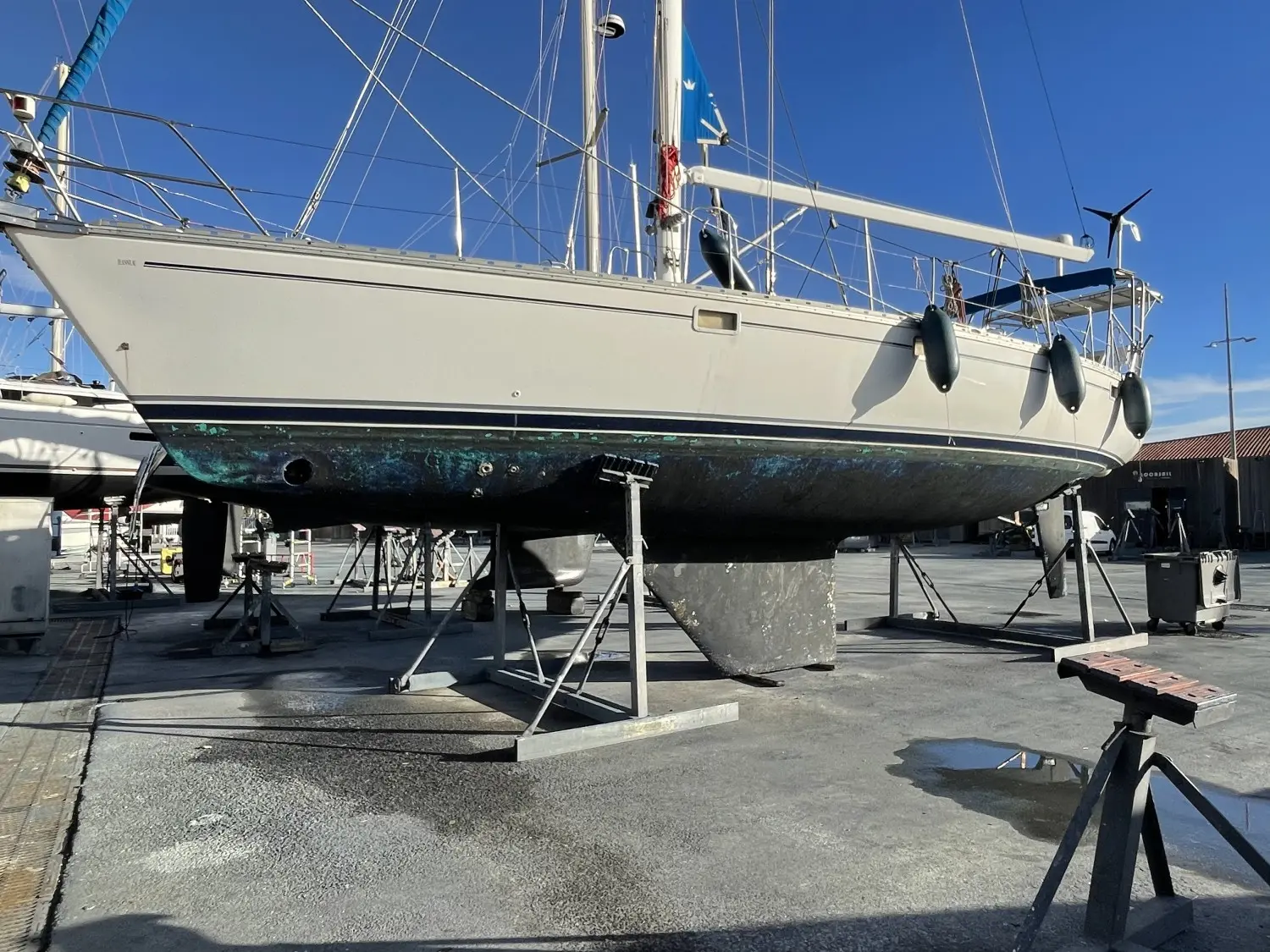 Jeanneau Sun Kiss 47 — Voilier blanc vu de trois quarts, posé sur bers dans un chantier naval.