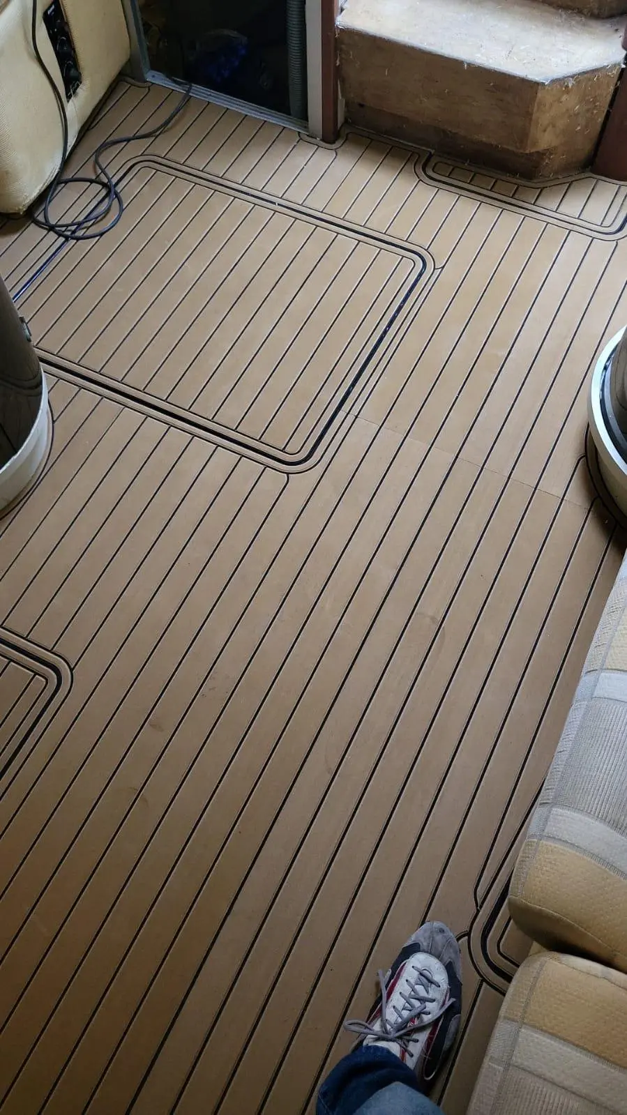 Princess 46 Riviera — Vue du revêtement de sol antidérapant dans un espace intérieur du bateau.