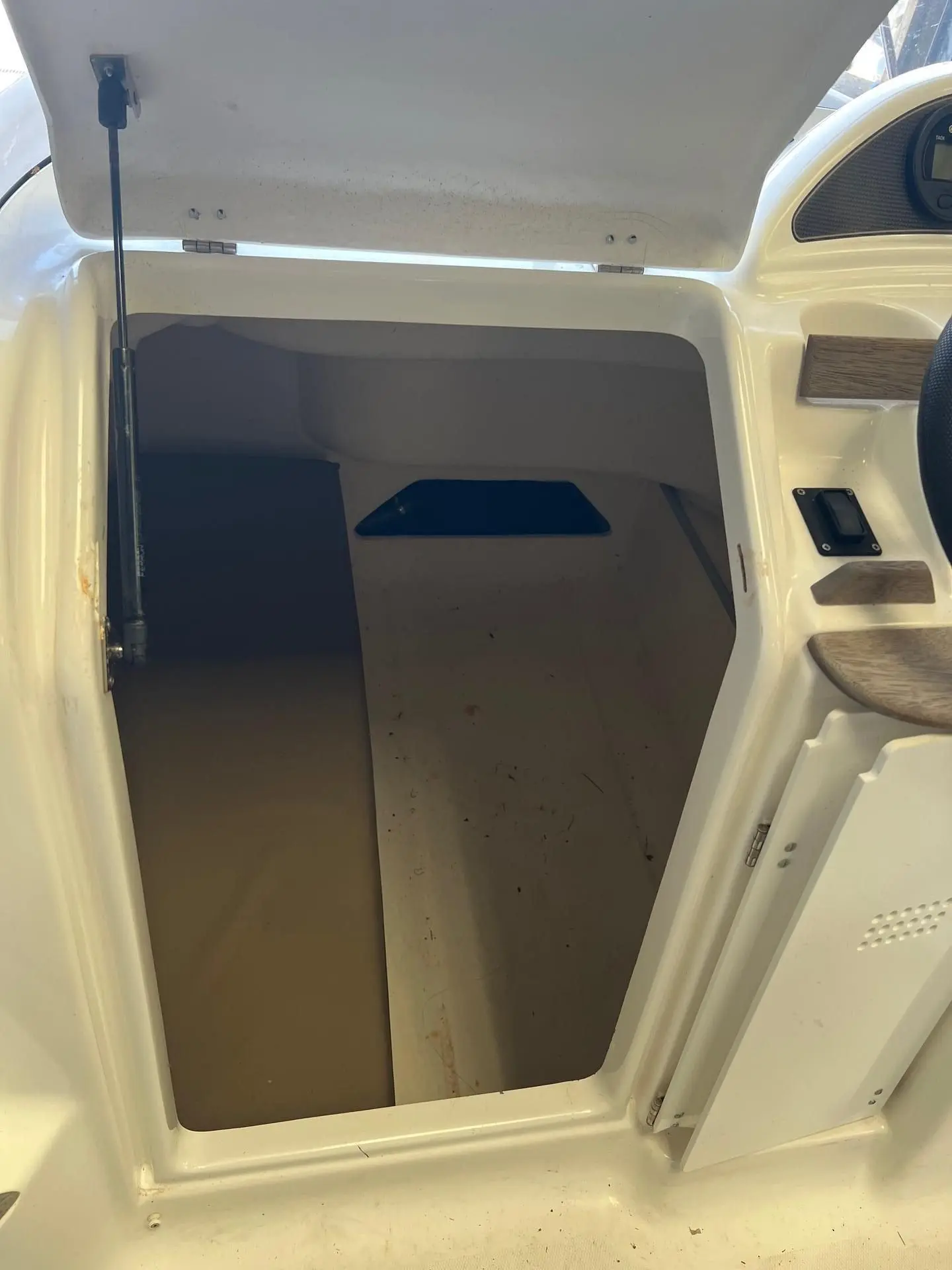 B2 Marine 552 — Vue de l'accès ouvert à une petite cabine située sous le pont.