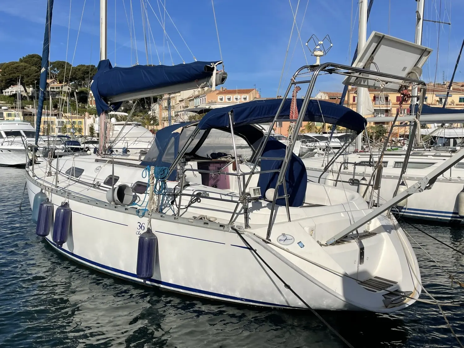 Dufour 36 — Voilier blanc amarré dans un port, vu de trois quarts avant tribord.