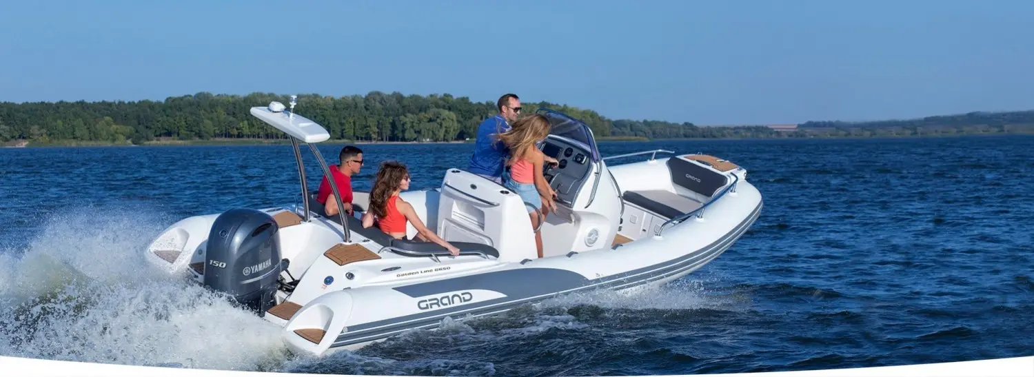 Grand Golden Line G650 — Bateau semi-rigide en navigation sur un lac, avec quatre personnes à bord.