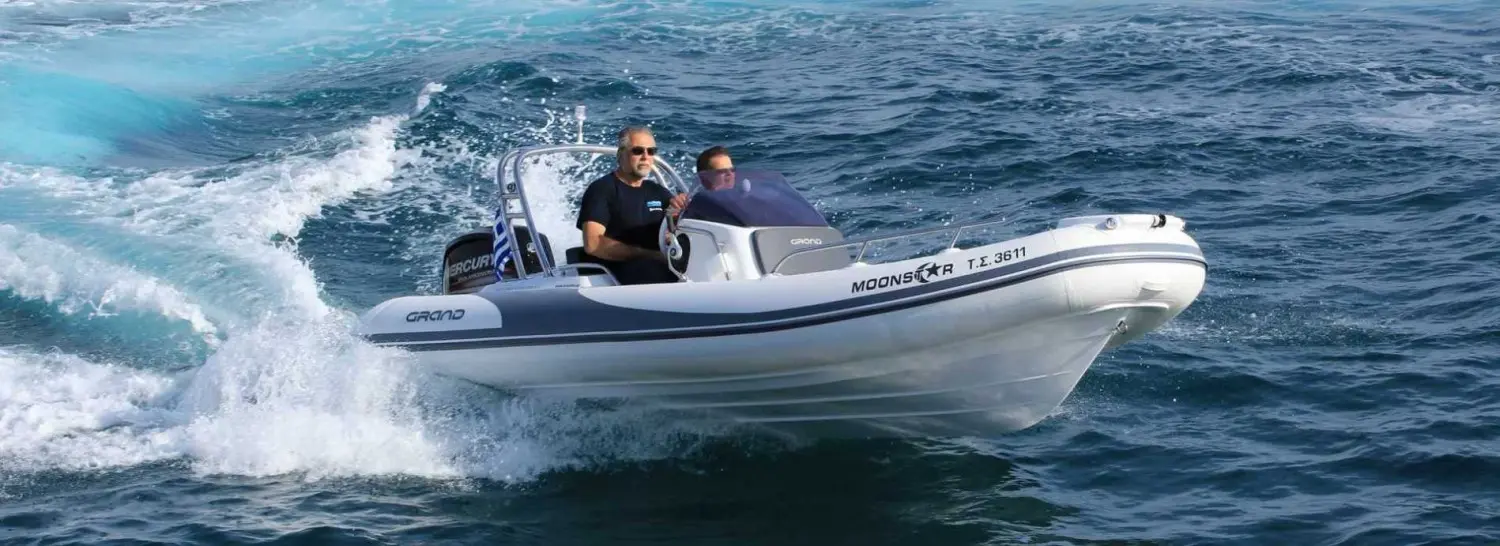 Grand Golden Line 500 — Bateau semi-rigide naviguant à vive allure sur une mer agitée.