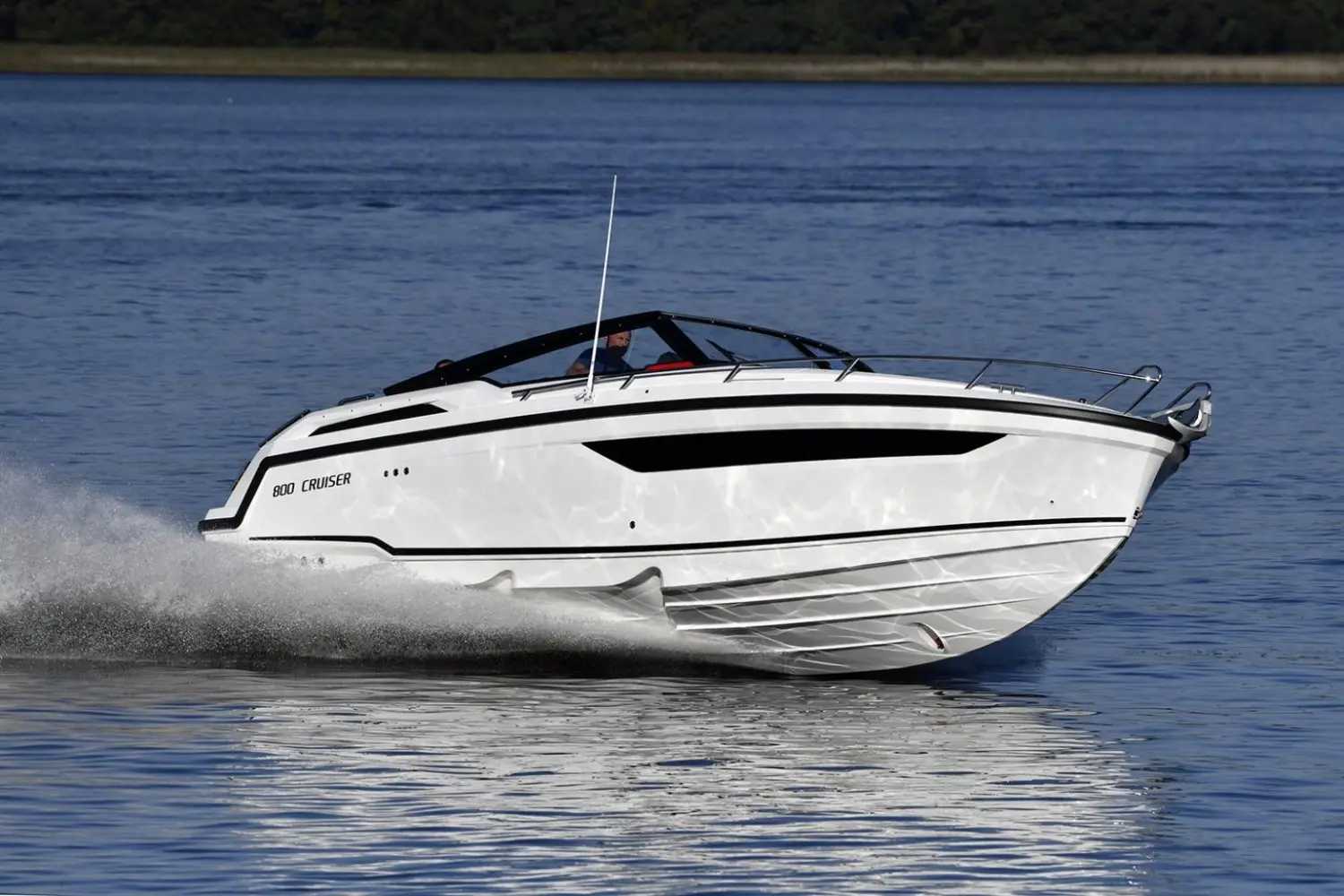 Parker 800 Cruiser — Bateau à moteur blanc vu de profil, naviguant rapidement sur un plan d’eau.
