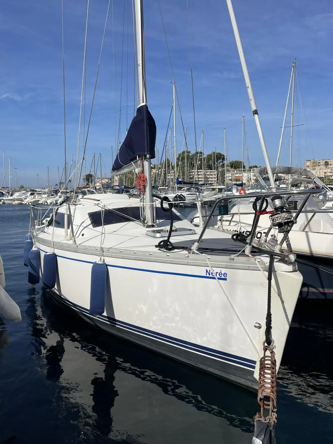 Jeanneau Tonic 23 — Voilier amarré dans un port, photographié de trois quarts.