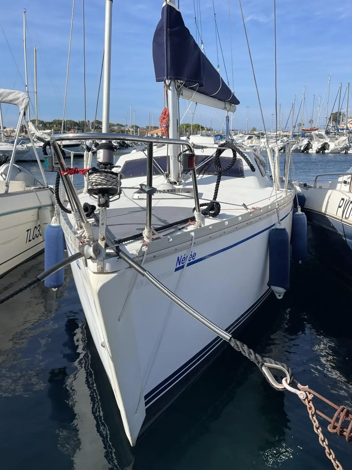 Jeanneau Tonic 23 — Voilier blanc amarré dans un port, vu de trois quarts avant.