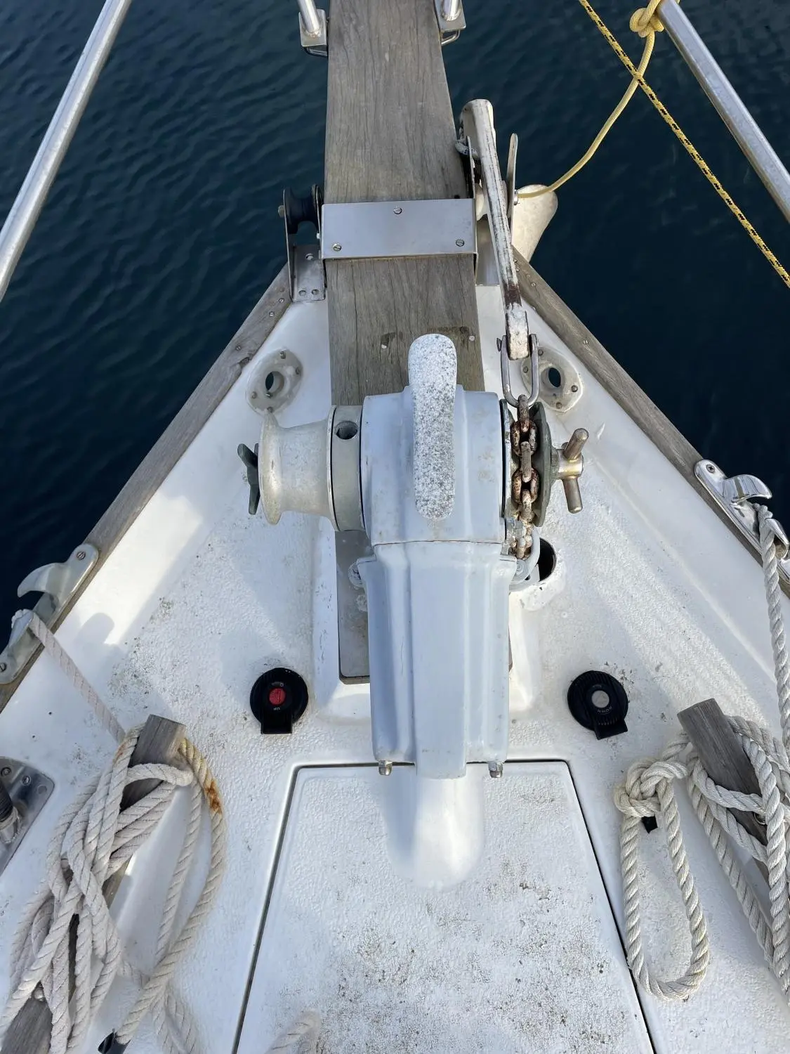 Beneteau Escapade — Vue rapprochée de l’équipement d’ancrage sur la proue d’un voilier.