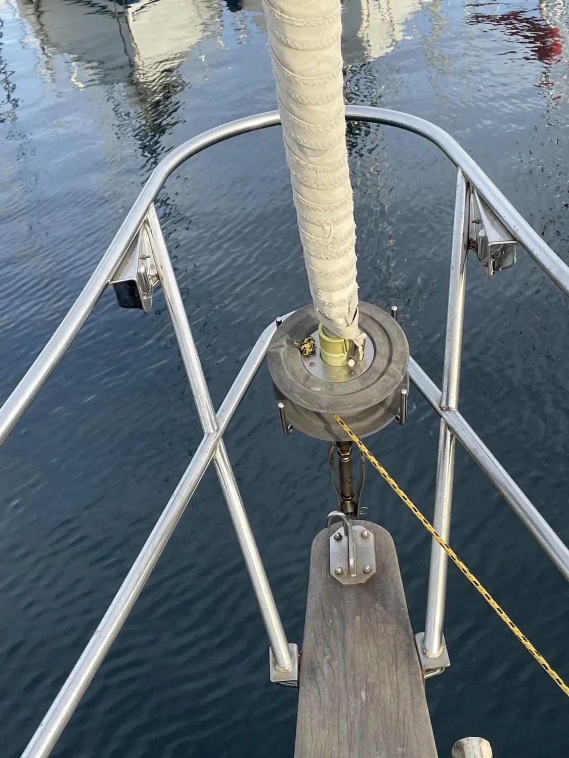 Beneteau Escapade — Vue plongeante sur l’étrave, le balcon avant et l’enrouleur de voile.