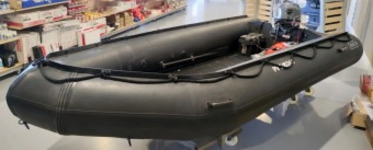 Aka Marine F43 HC — Bateau pneumatique noir présenté en intérieur, vu en trois quarts.