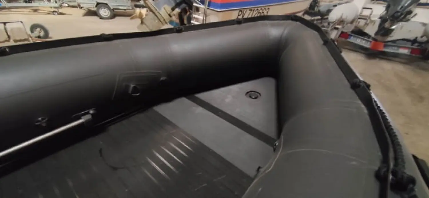 Aka Marine F43 HC — Vue intérieure d’un bateau pneumatique noir montrant le plancher et les boudins.