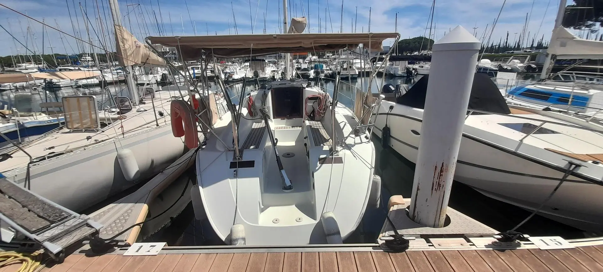 Jeanneau Sun Way 29 — Vue arrière d’un voilier amarré dans un port de plaisance.