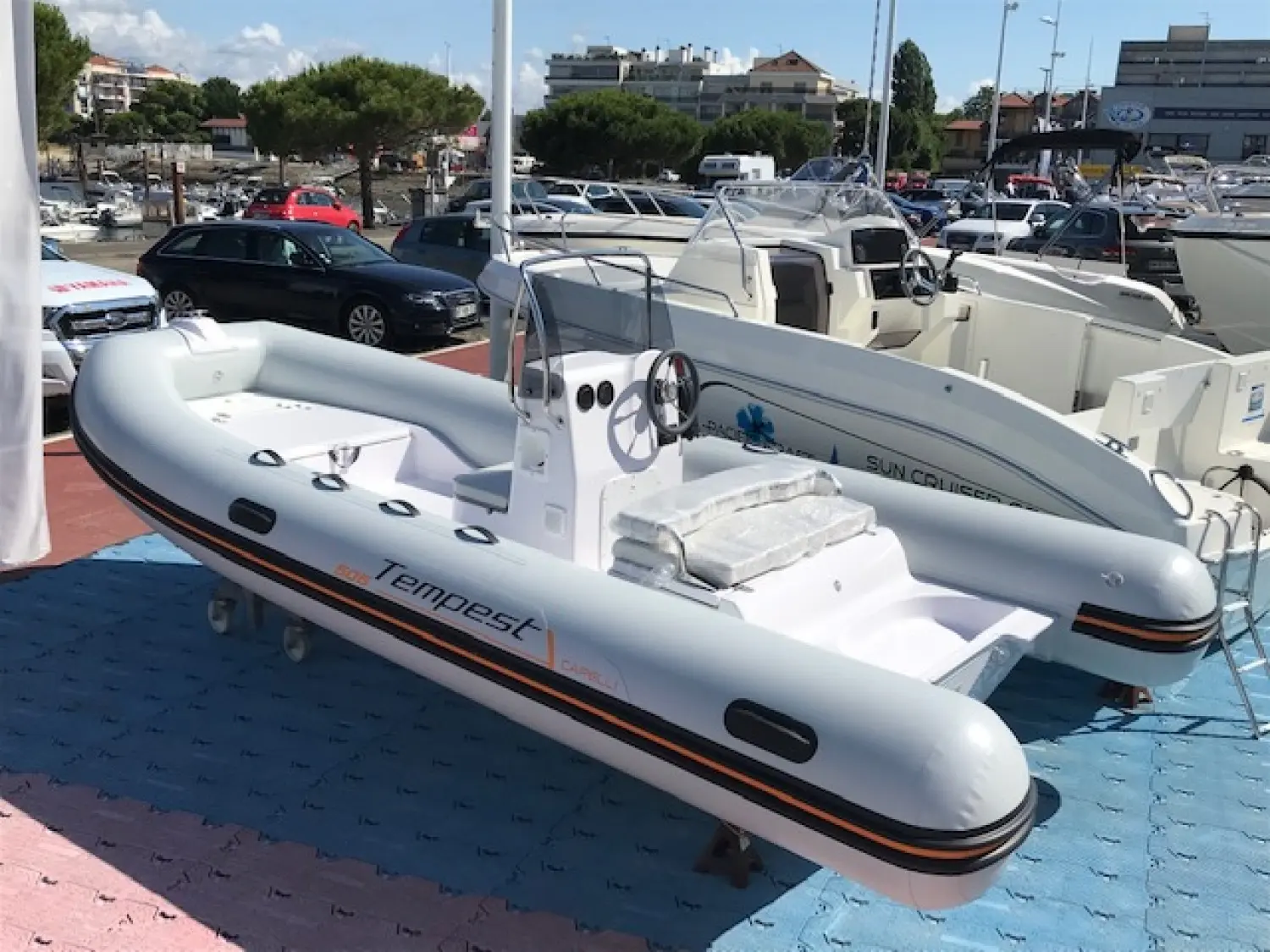 Capelli Tempest 505 — Bateau semi-rigide blanc exposé sur un quai, vu de trois quarts avant.