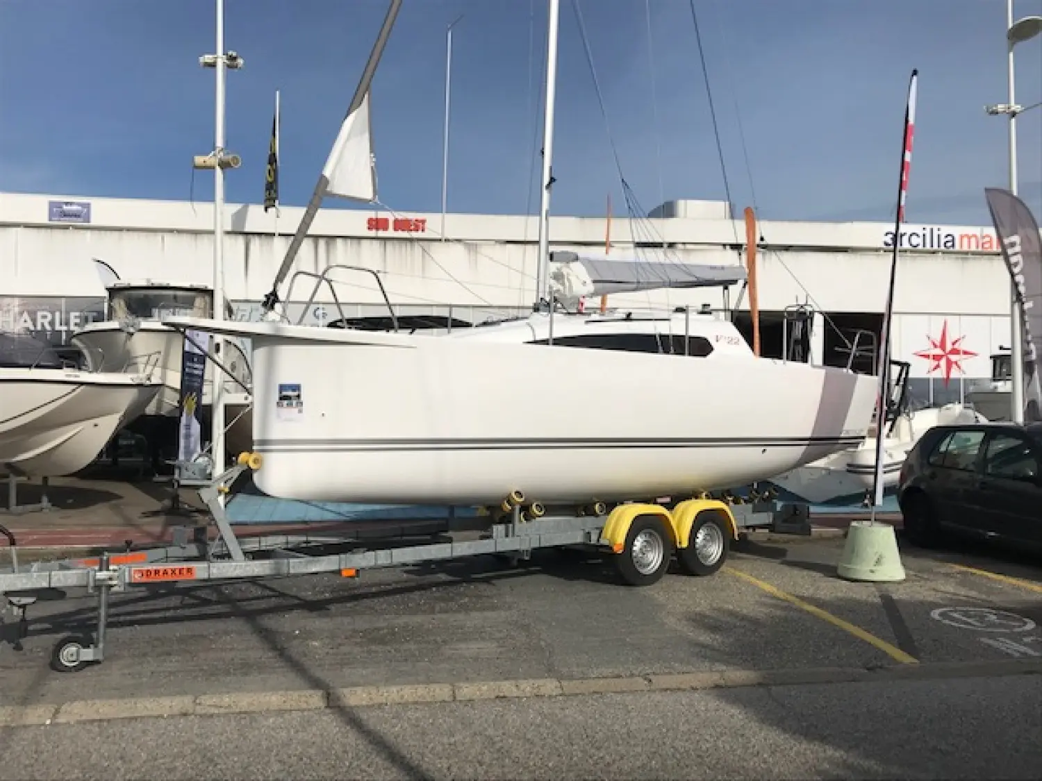 Viko Boats Viko 22 S — Voilier blanc présenté sur remorque dans un parc d’exposition nautique.