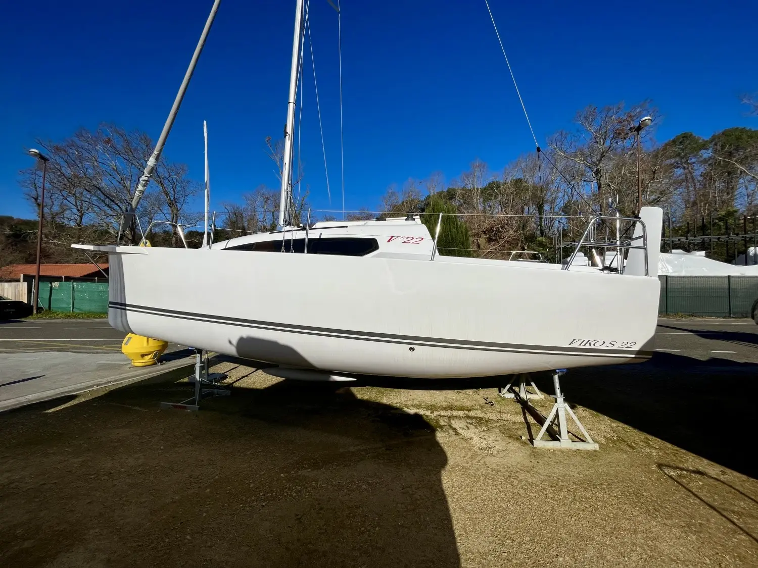 Viko Boats Viko 22 S — Voilier blanc présenté à terre, vu de profil par temps ensoleillé.