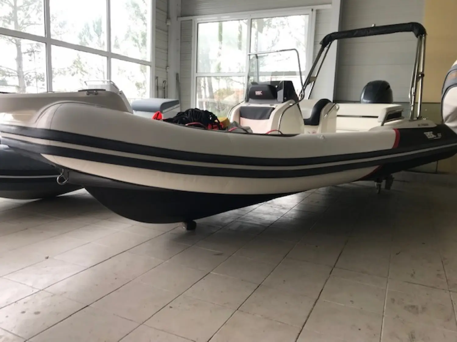 BSC 62 — Bateau pneumatique semi-rigide présenté à l’intérieur d’un showroom.