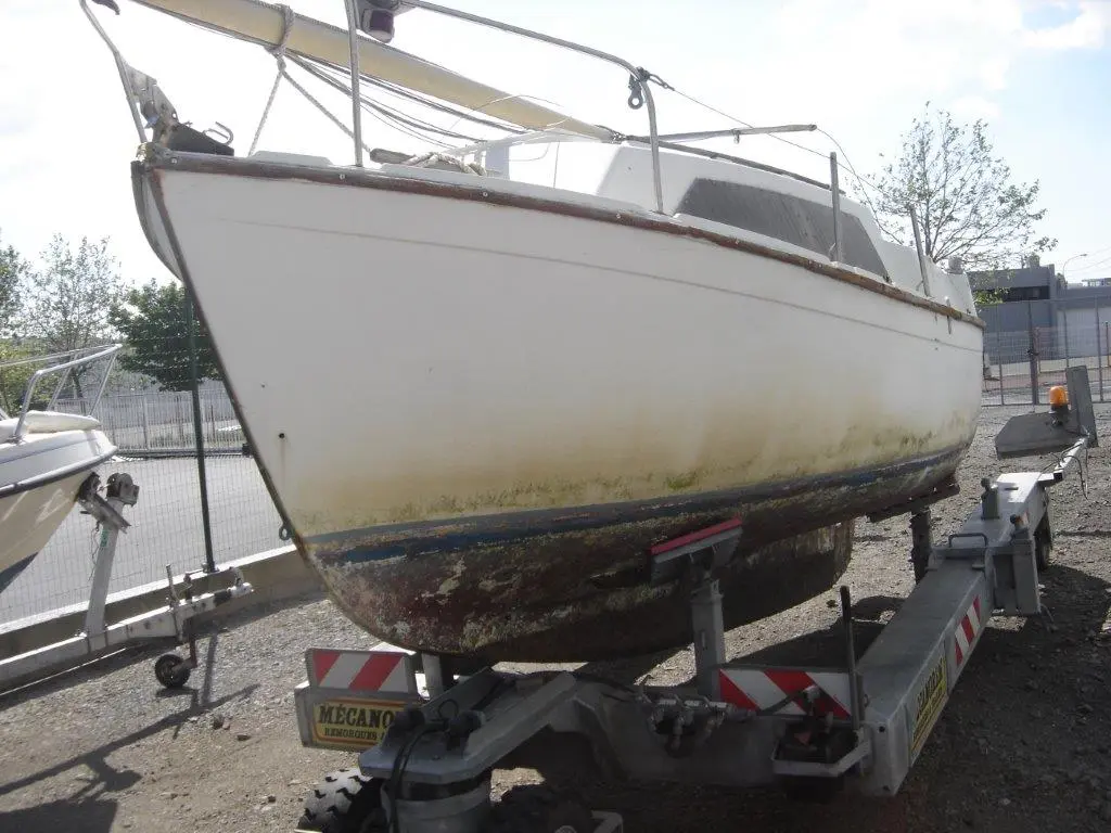 Beneteau Forban — Voilier blanc posé sur une remorque, photographié de trois quarts avant.