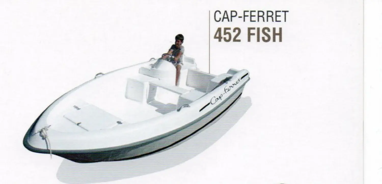 B2 Marine Cap Ferret 452 — Vue en trois quarts d’un bateau à moteur blanc avec une personne à la console.