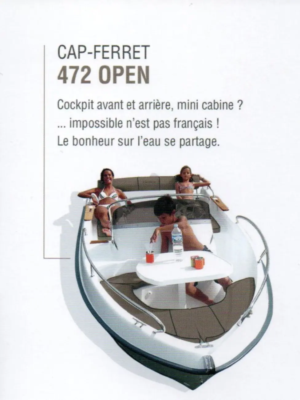 B2 Marine Cap Ferret 472 — Vue plongeante d’un bateau à moteur avec plusieurs personnes à bord.