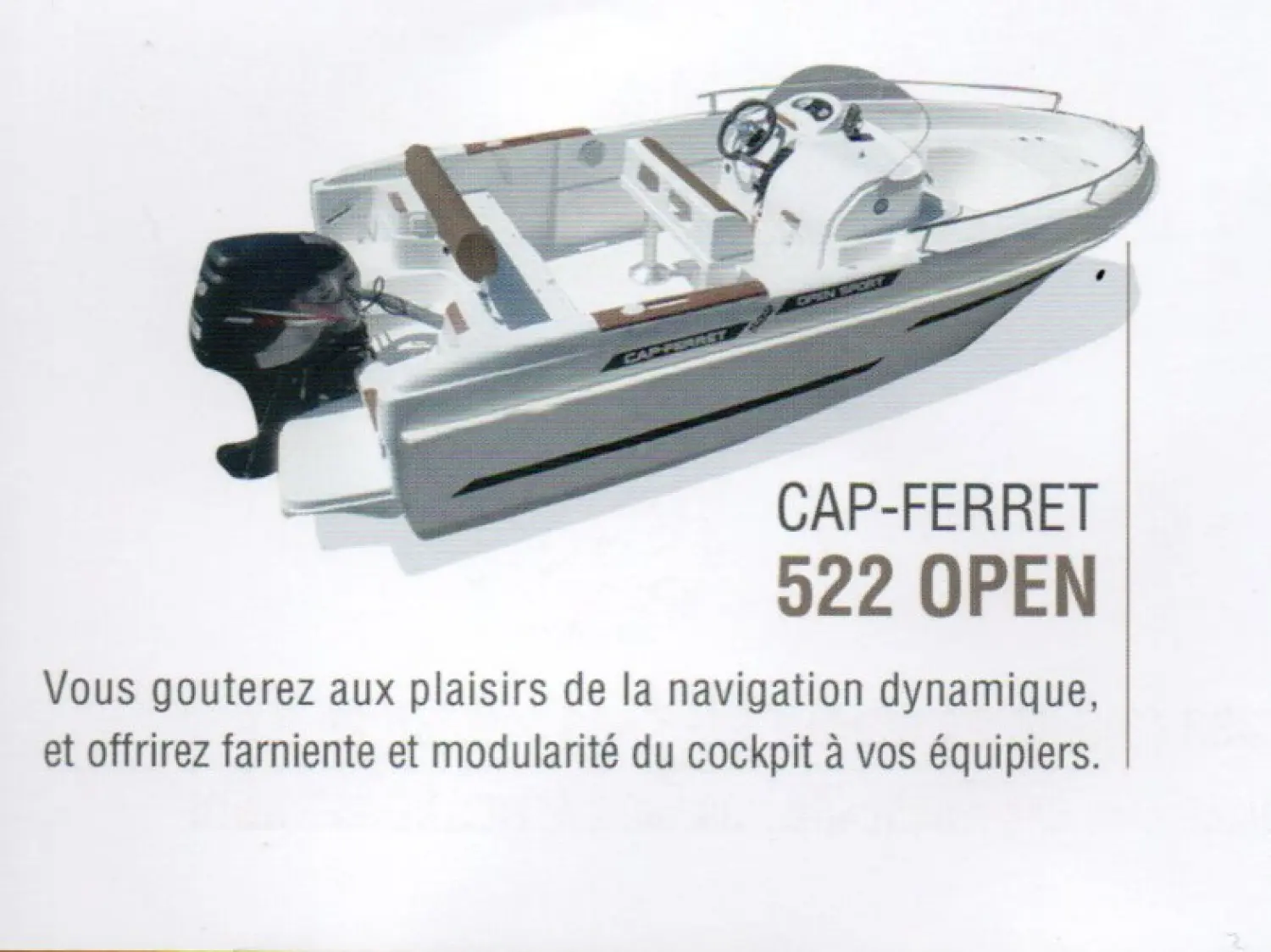 B2 Marine Cap Ferret 522 — Vue en trois quarts d’un bateau open hors-bord avec console centrale et banquette arrière.