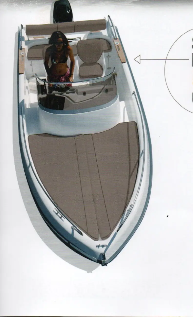 B2 Marine Cap Ferret 552 — Vue plongeante d’un bateau à console centrale avec une personne à bord.