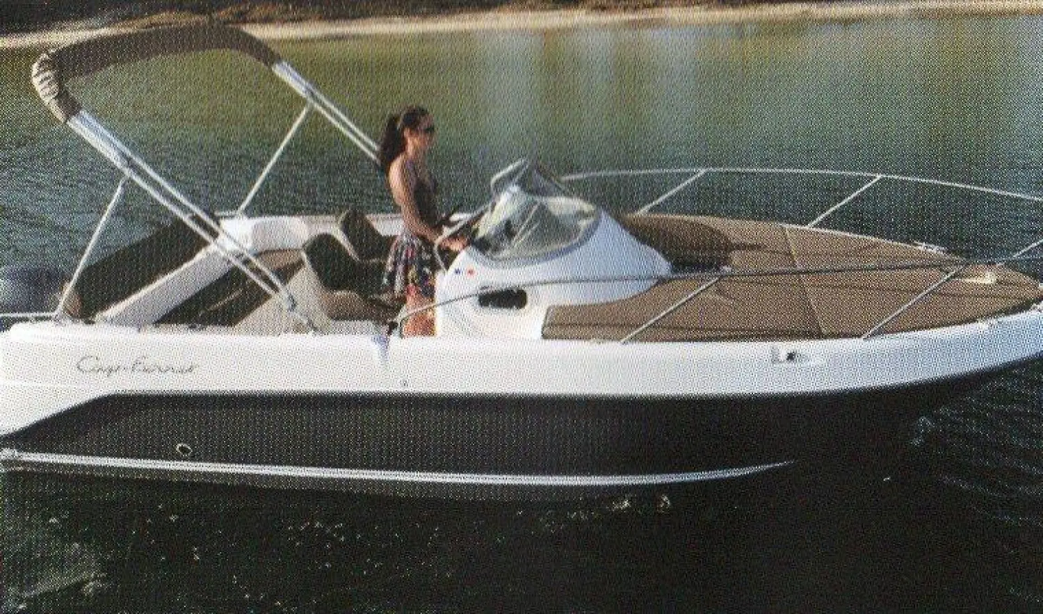 B2 Marine Cap Ferret 702 — Vue latérale d’un bateau à moteur blanc avec une personne à la barre.