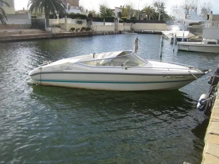Cranchi Start 21 — Bateau à moteur blanc amarré de profil dans un canal résidentiel.