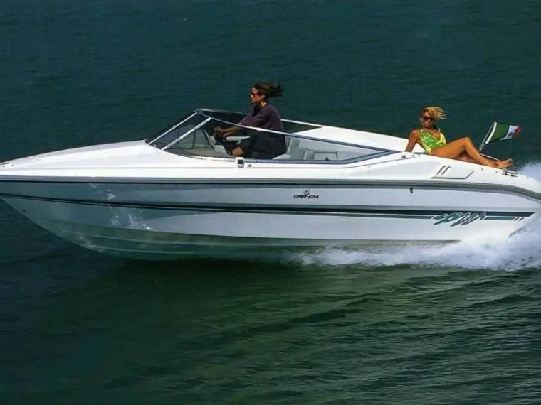 Cranchi Start 21 — Bateau à moteur blanc naviguant sur l’eau avec deux personnes à bord.