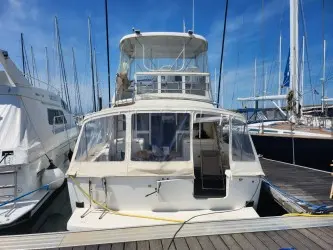 Caribbean Fishing 40 — Vue arrière trois-quarts d’un bateau à moteur amarré dans une marina.