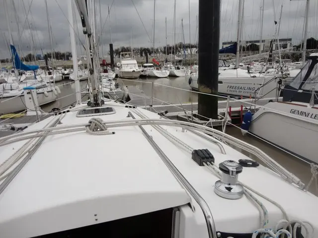 Hunter 31 — Vue du pont avant d’un voilier amarré dans une marina.