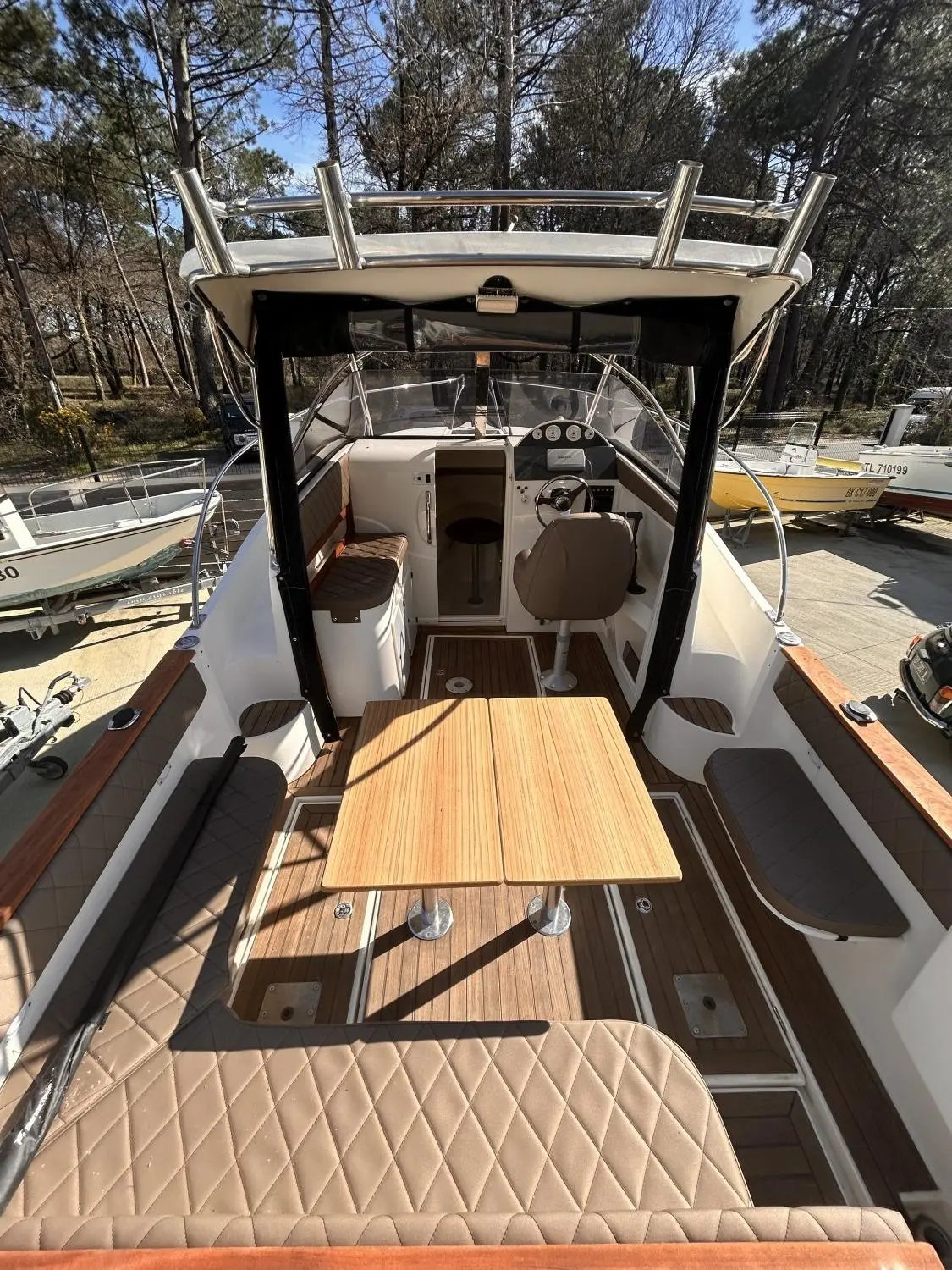 San Remo 750 Sport — Vue du cockpit et de la console de pilotage depuis l’arrière du bateau.