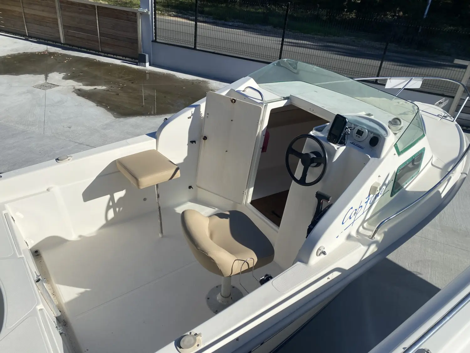 B2 Marine Cap Ferret 500 — Vue du cockpit et du poste de pilotage d’un bateau à moteur prise depuis l’arrière.