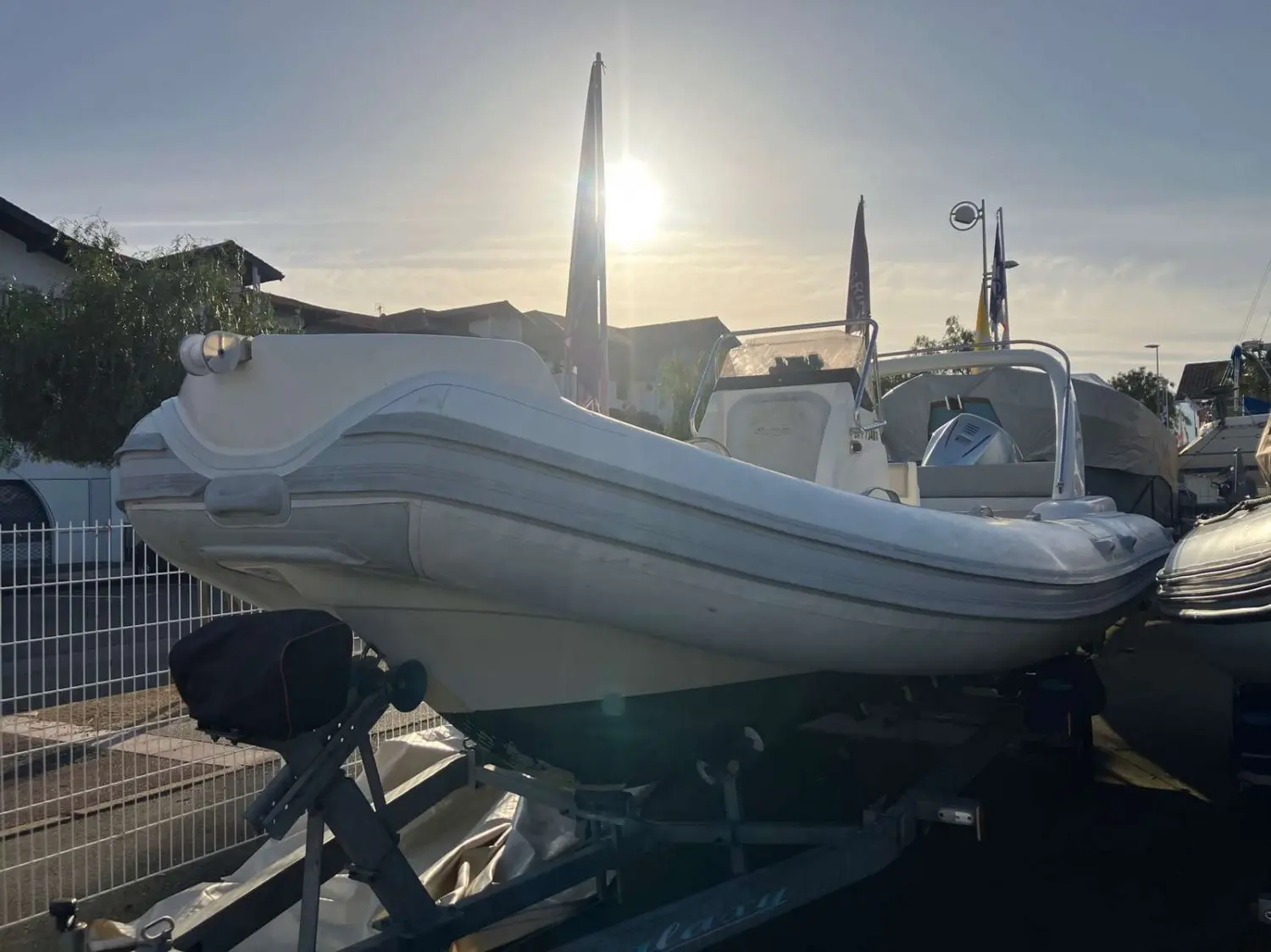 Nautica Led 680 GS — Bateau pneumatique blanc présenté sur remorque, vu de trois quarts à terre.