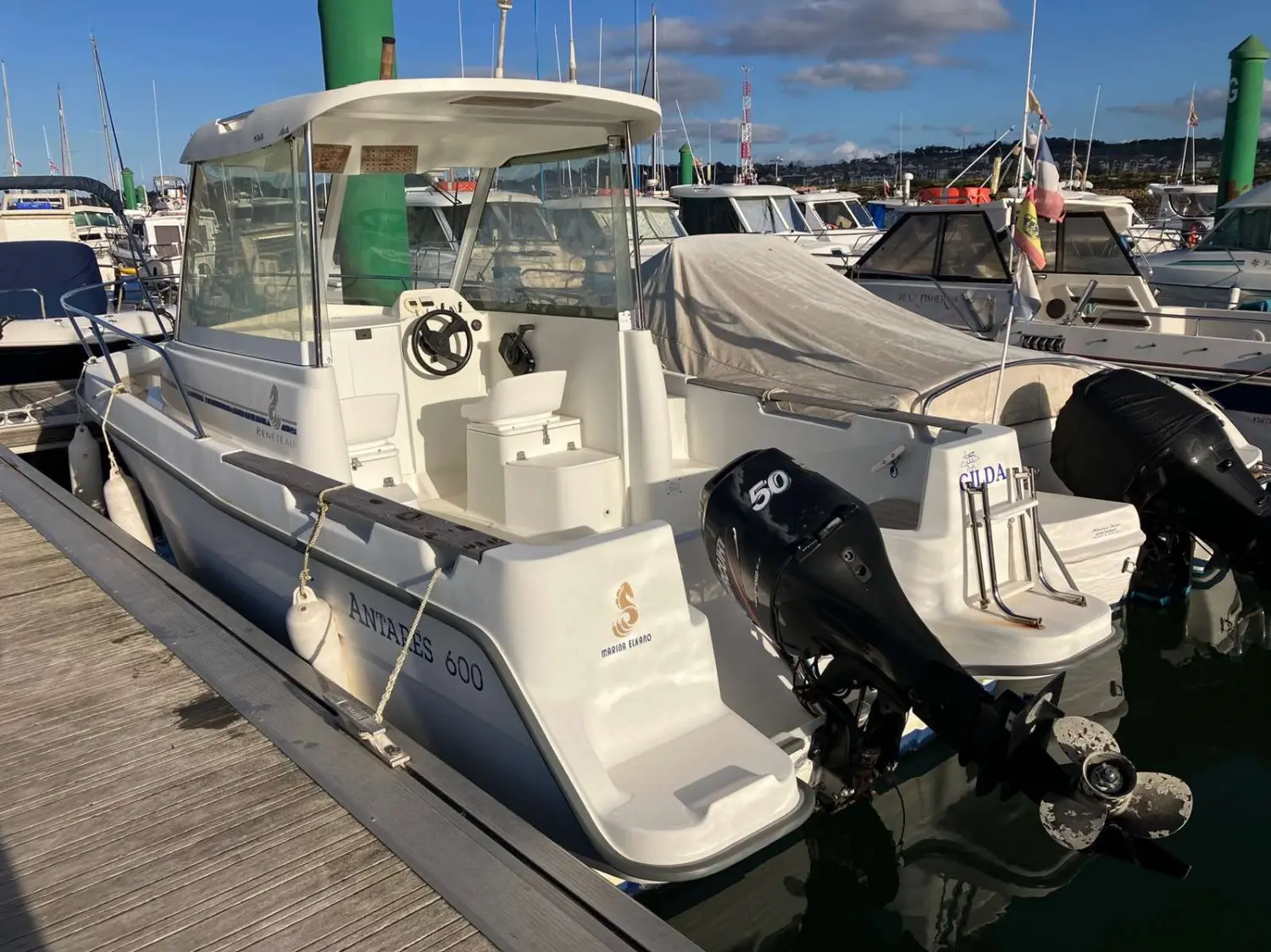 Beneteau Antares 600 — Vedette à moteur amarrée dans un port, vue arrière tribord.
